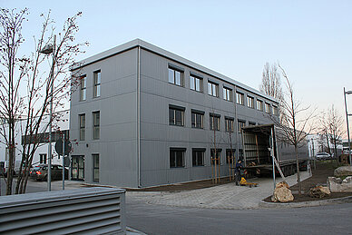 3-stöckiges Bürogebäude in Containerbauweise
