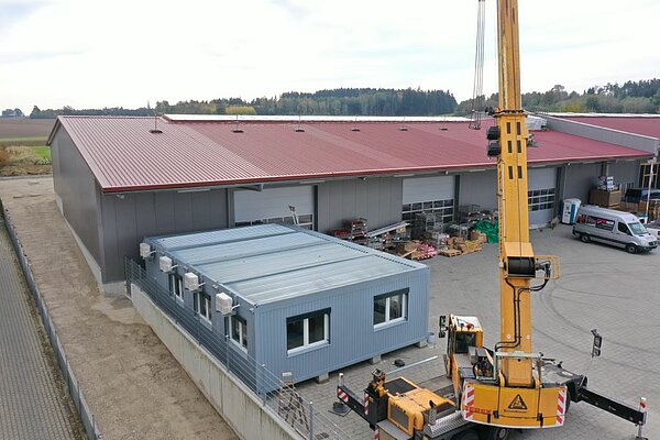 Bürocontainer-Anlage im Tandemhub aufgebaut Bürocontainer-Anlage im Tandemhub aufgebaut