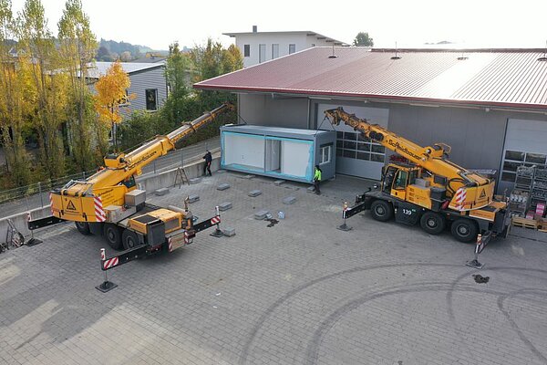 Bürocontainer-Anlage im Tandemhub aufgebaut Bürocontainer-Anlage im Tandemhub aufgebaut