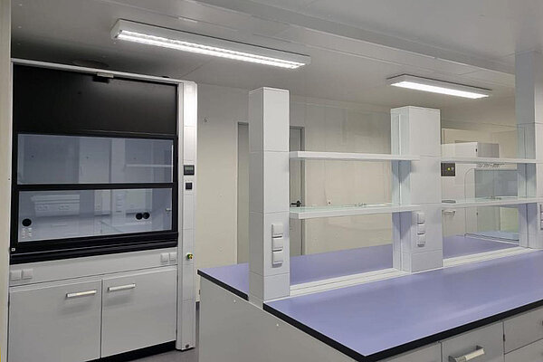 Vor Abschluss des Jahres konnte die Abnahme eines Gebäudes mit einer Grundfläche von über 200m², das künftig als Labor dienen wird, durchgeführt werden. 